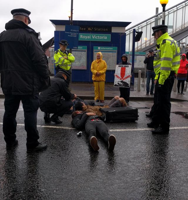 De acties van de Belgische activisten aan de westelijke toegangsweg tot het ExCel Centre.